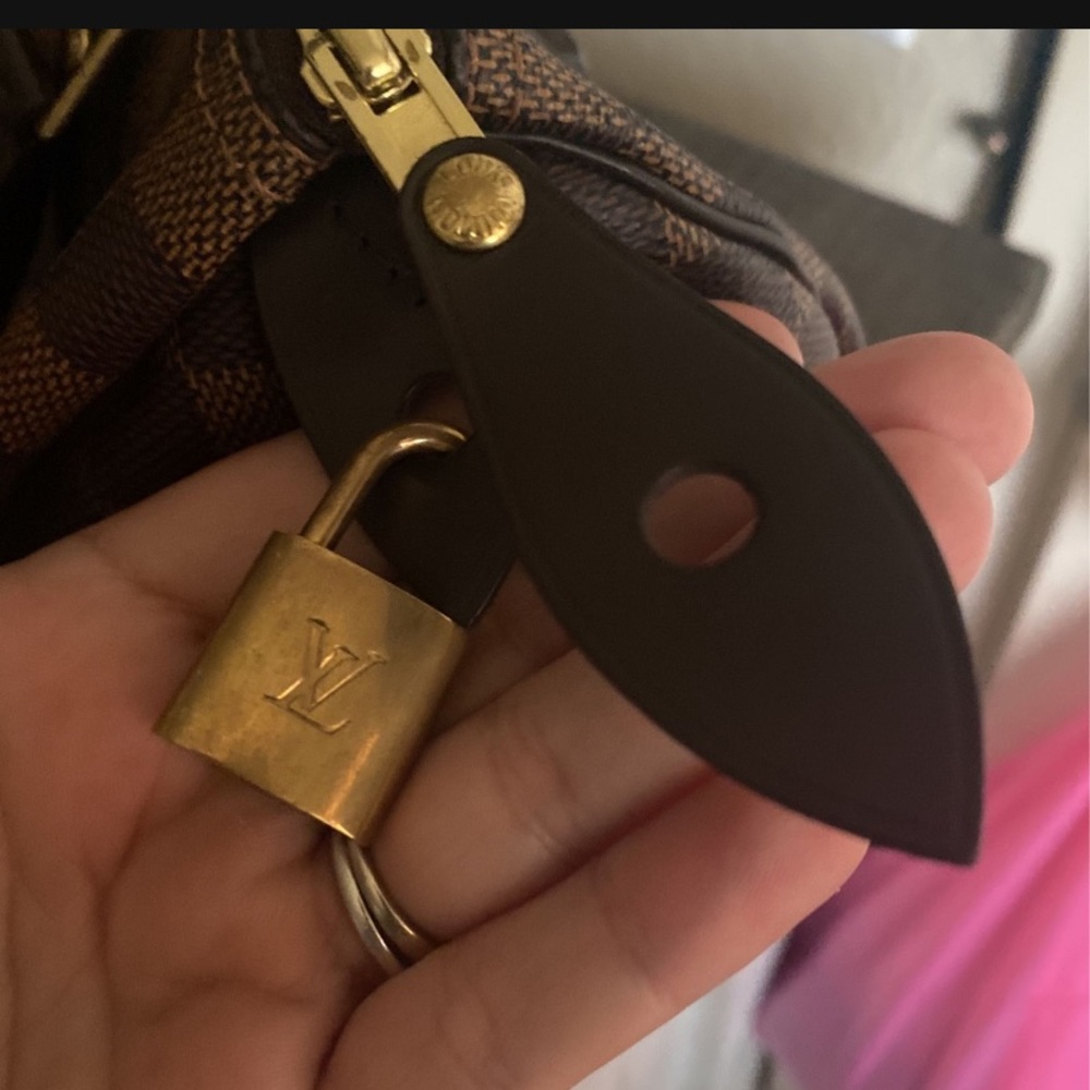 Authentic Lv purse (Speedy 25)SOLD - Picture 4 of 6
